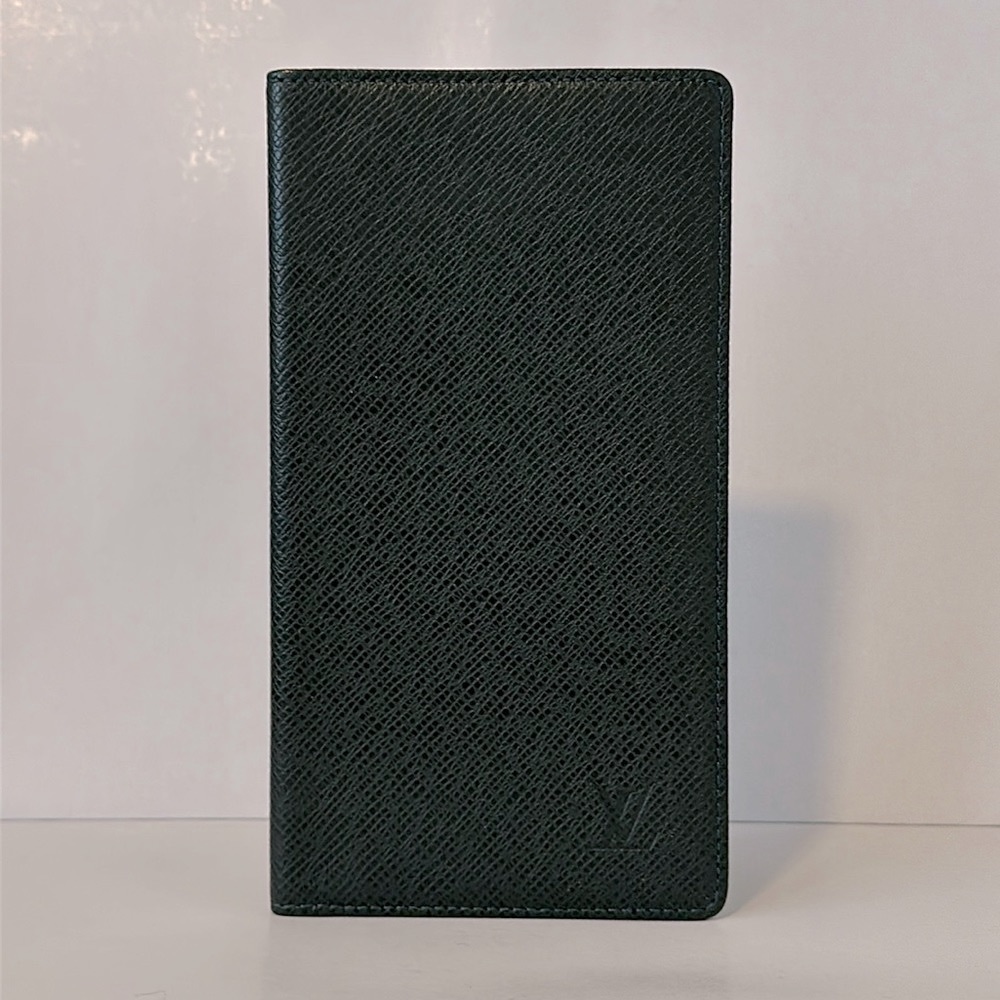 24 LOUIS VUITTON Porte Valeurs Cartes Cre Wallet Green Taiga Leather
